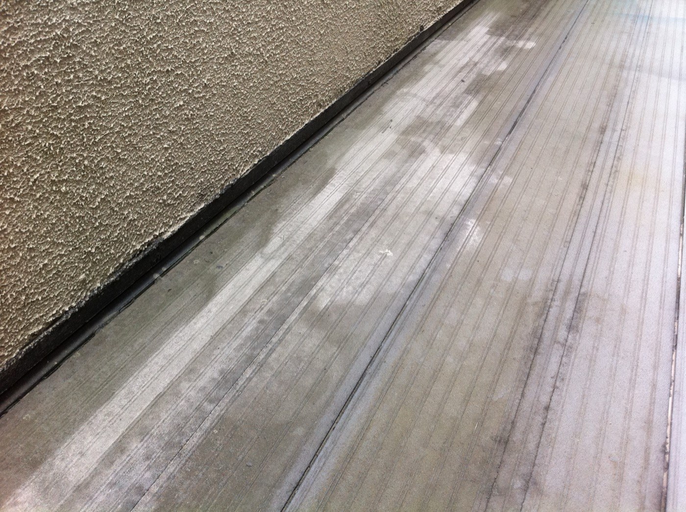 カラー塗装を施した床面の施工例