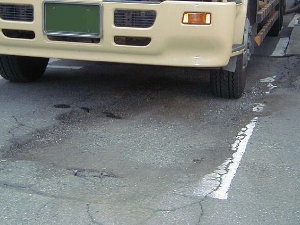 大型車両が通行する荷捌き場