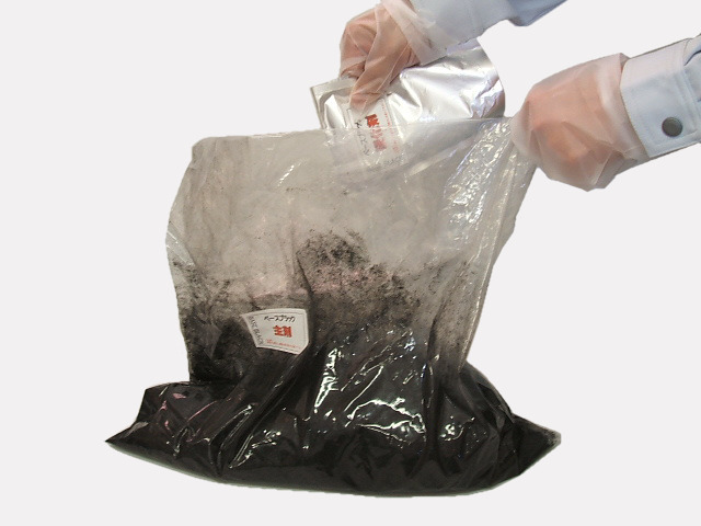 ベースブラックの主剤へ硬化剤を加える施工手順