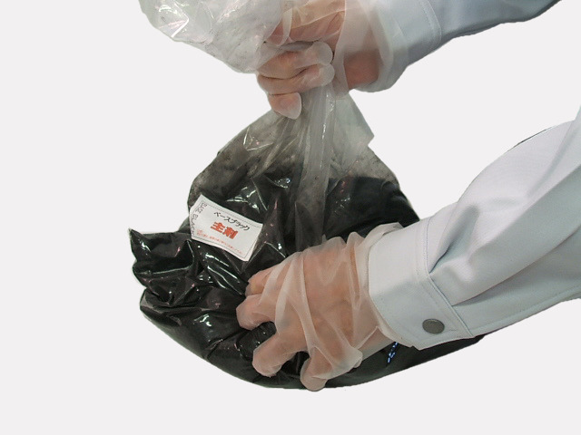 袋内でベースブラックを混合する施工手順