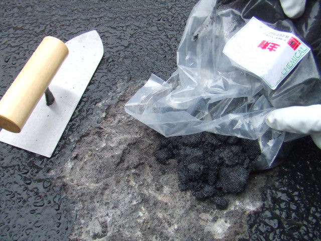 補修箇所へベースブラックを配る施工手順