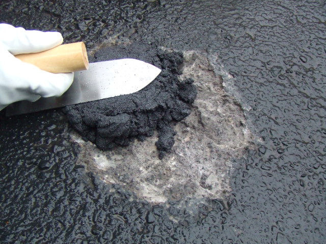コテでベースブラックをならす施工手順