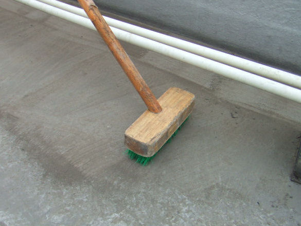 施工前に防水層を清掃する手順